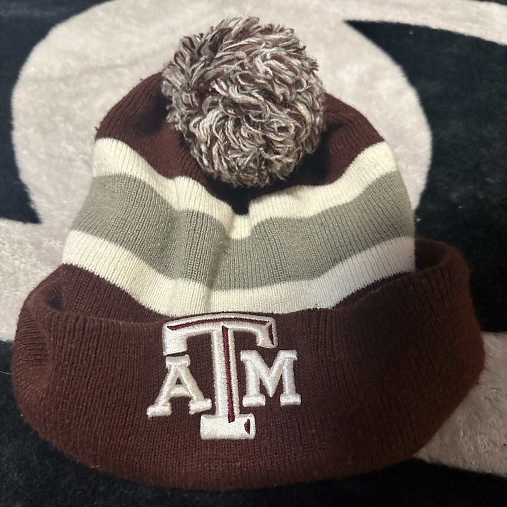 TEXAS A&M BEANIE CLASSIC STYLE WITH PUFFBALL